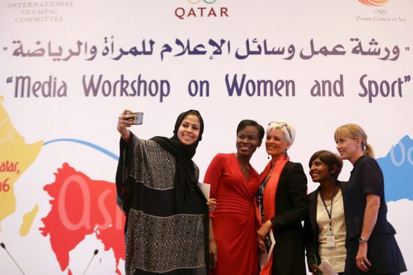 Media Workshop on Women and Sport for Africa, Asia and Oceania, Doha, 2015 - Mariam FARID, Ambassador of the Doha 2019 World Championships in Athletics, Evelyn WATTA, AIPS Interim Secretary General, Tracey HOLMES, from ABC News Radio, Rajes PAUL, Malaysian Sport Journalist and Ashley ABBOTT, Communication Director of the National Olympic Committee of New Zealand (NZL) posing for selfies.